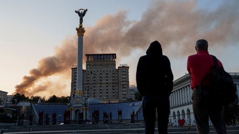 Po ukrajinské vládní ústředí po ruském dronu a raketových úderech stoupá kouř. Pic: Reuters