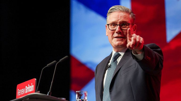 Projev PM byla stanovena mezi Union Jacks a Flags z každého národa prominentně. Pic: Reuters