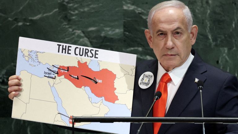 Pan Netanyahu držel mapu a překročil hrozby, které řekl, že byly odstraněny. Pic: Reuters