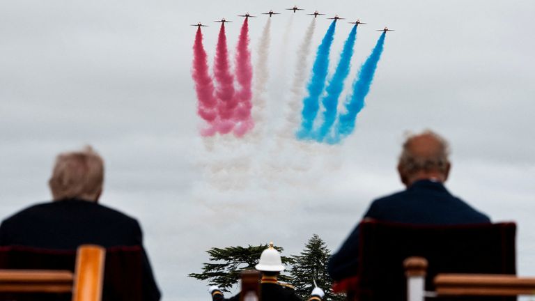 Král a Donald Trump sledují červené šipky. Pic: Reuters