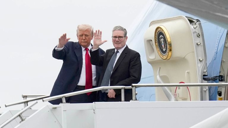 Donald Trump a Keir Starmer Wave, když na předchozí cestě nastoupí na Air Force One. Pic: Ap
