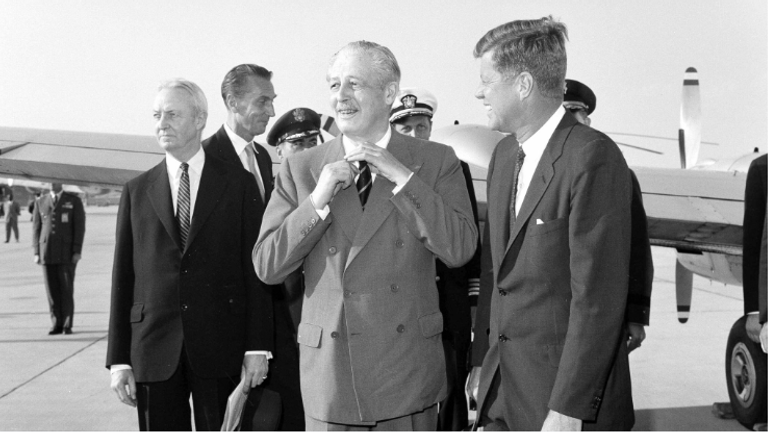 Harold Macmillan a John F Kennedy na Andrews Air Force Base. Pic: Ap