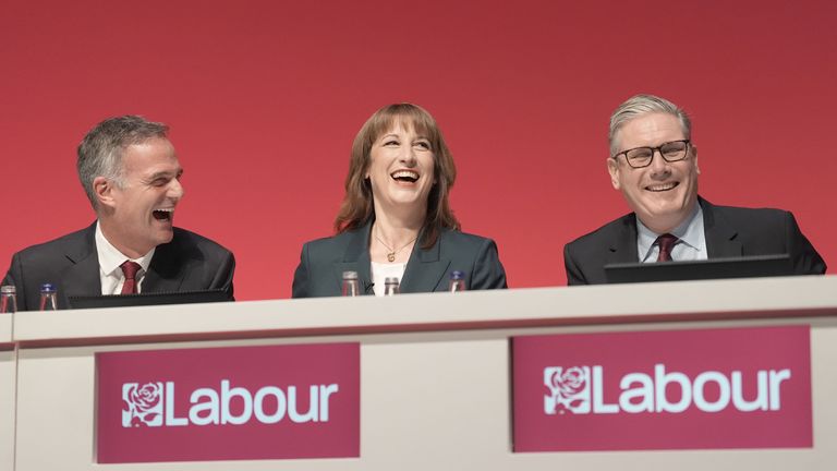 Peter Kyle, Rachel Reeves a Keir Starmer na pódiu před její hlavní řeč. Pic: Pa