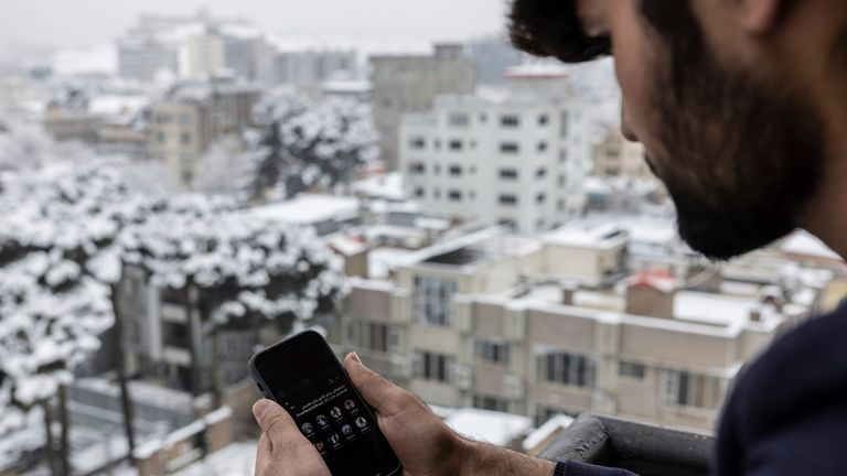 Mobilní internet byl od úterý stále funkční, ale byl popsán jako pomalý a drahý. Soubor pic: ap
