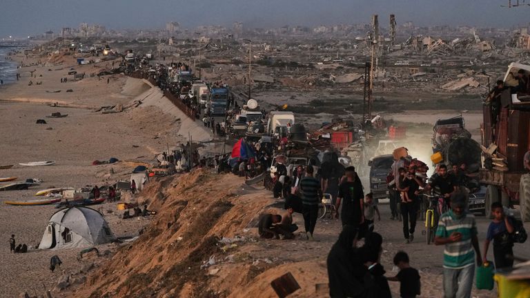 Vysídlené Palestinci uprchly z severní Gazy. Pic: Ap