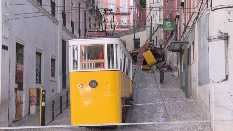 Trosky jednoho ze dvou vozů Gloria Funicular. Pic: Ap
