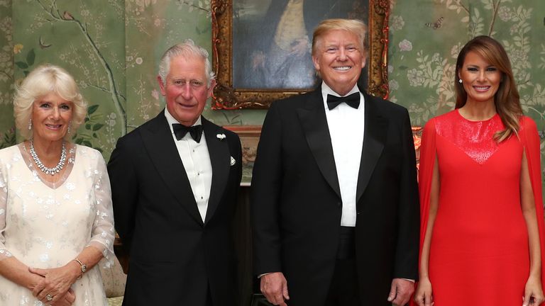 Trump a jeho manželka Melania s tehdejším princem z Walesu a vévodkyní z Cornwallu v roce 2019. Obrázek: PA