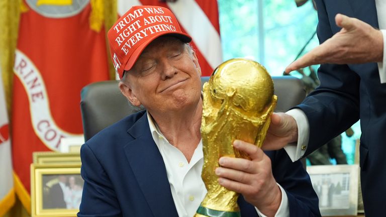 Donald Trump s trofejí Světového poháru FIFA. Soubor pic: ap