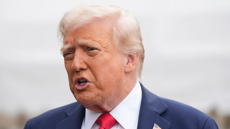 Prezident Donald Trump hovořil s reportéry mimo Bílý dům. Pic: AP/Mark Schiefelbein