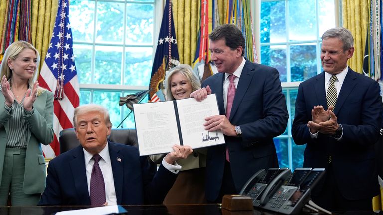 (LR) Generální prokurátor Pam Bondi, Trump, senátor Marsha Blackburn, senátor Bill Hagerty a guvernér Tennessee Bill Lee. Pic: Ap