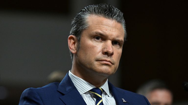 Pan Hegseth se mohl za změnu označit za „válečného tajemníka“. Pic: Reuters