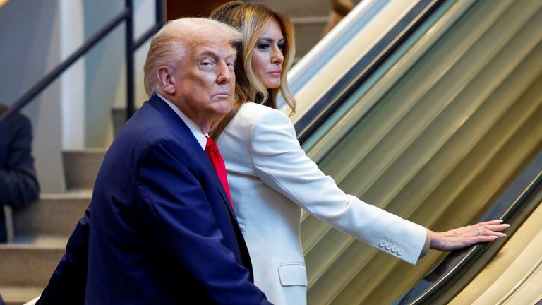 Donald Trump a jeho manželka Melania vyšli po eskalátoru poté, co se zastavili. Pic: Reuters