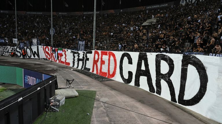 Fanoušci řecké strany Paok booed hráči z izraelského klubu Maccabi Tel Aviv na začátku svého zápasu Evropské ligy. Pic: Ap