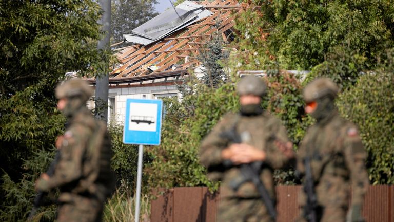 Vojáci hlídají ulici po údajném infrózu dronů do Polska. Pic: Reuters