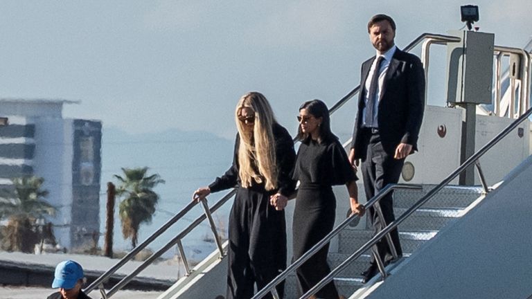Viceprezidentka JD Vance, jeho manželka Usha a Erika Kirk ukončí letectvo dva dohromady. Pic: Reuters 