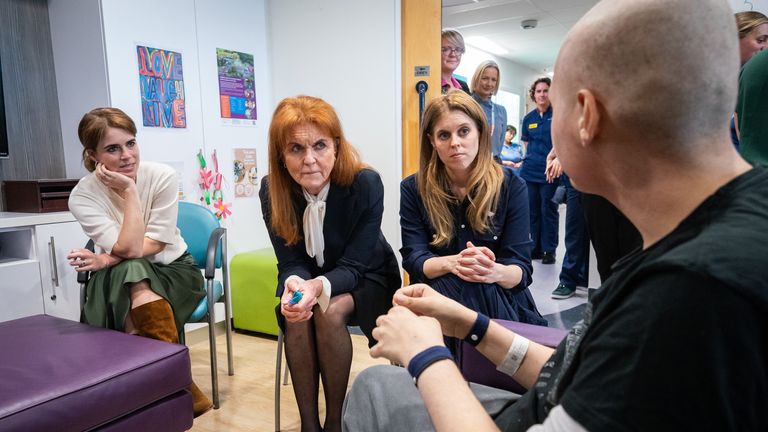 Vévodkyně z Yorku s dcerami princezny Eugenie a princeznou Beatrice na jednotce Trust Trust pro dospívající v dubnu. Pic: Pa