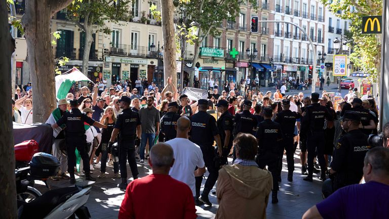 Těžká policejní přítomnost v Madrid's Atocha District. Pic: Ap