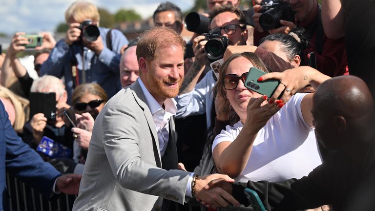 Vévoda ze Sussexu pozdraví lidi po návštěvě komunitního nahrávacího studia v Nottinghamu. Pic: Pa