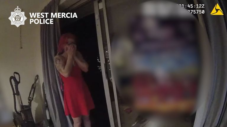 Amy Pugh volala, zatímco záchranáři se snaží zachránit svého odcizeného manžela Kyle Pugh 22. března 2022. Obrázek: West Mercia Police přes PA