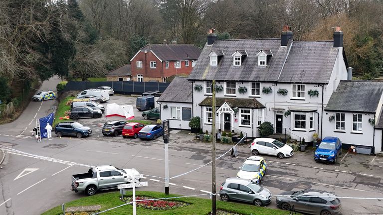 Policejní kordon mimo hospodu Three Horseshoes. Pic: Pa