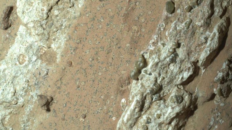 Leopardské bodové značení na skále. PIC: NASA/JPL-Caltech/MSSS