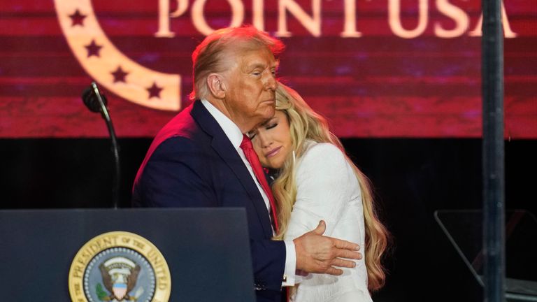 Prezident Donald Trump zahrnuje Eriku Kirk. Pic: Ap