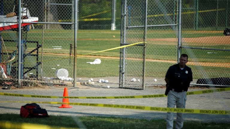 Policista na místě střelby Steve Scalise. Pic: Reuters