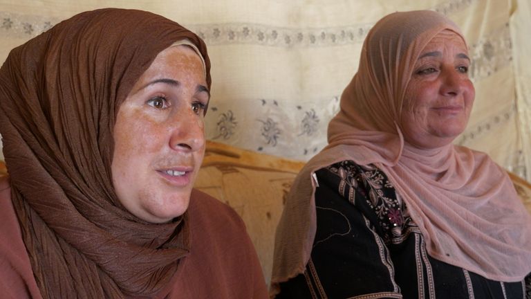 Fatima (vlevo) a Fadda říkají, že se bojí, že jejich domovy mohou být zapáleny