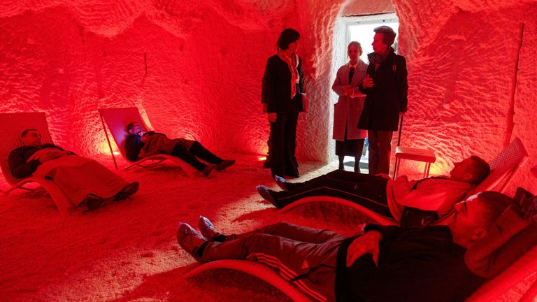 Královská princezna se setkala s ukrajinskými válečnými veterány, kteří odpočinuli v místnosti s terapií solí v rehabilitačním centru. Pic: Pa