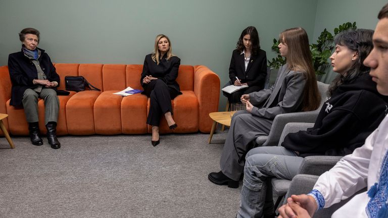Princezna Anne mluvila s mladými lidmi, kteří žili pod okupací. Pic: Pa