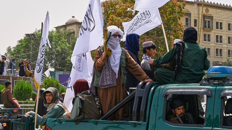 Bojovníci Talibanu jezdí na pickupu během oslav, které označují čtvrté výročí stažení USA. Pic: Ap