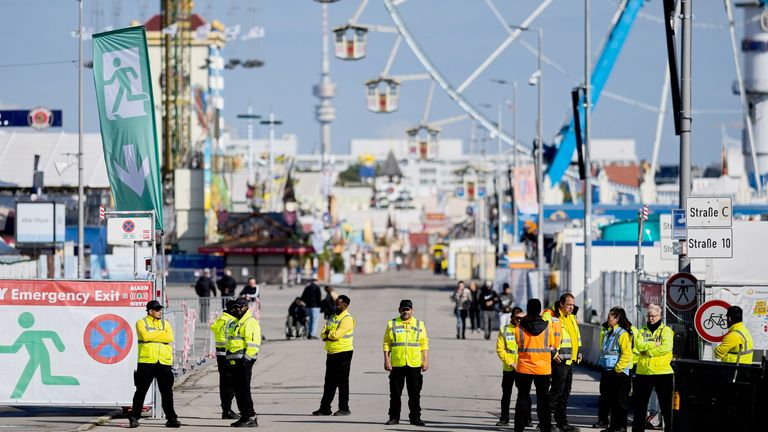 Policejní hlídka u vchodu do pivního festivalu. Pic: Ap