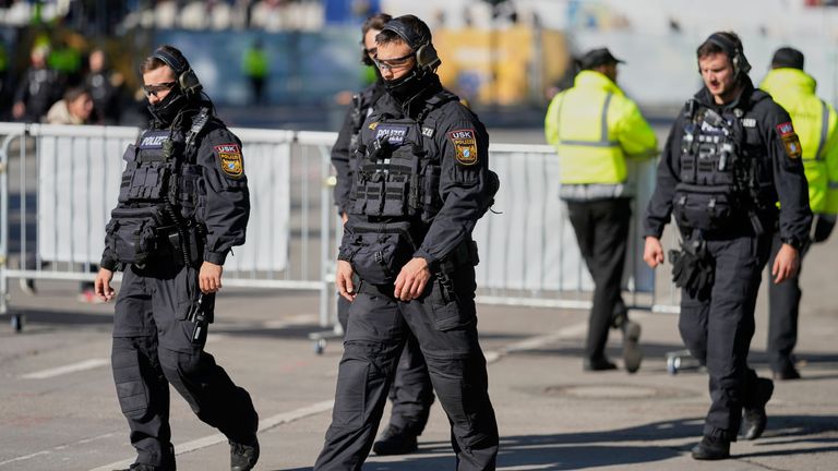 Důstojníci hledali v oblasti výbušniny. Pic: Ap