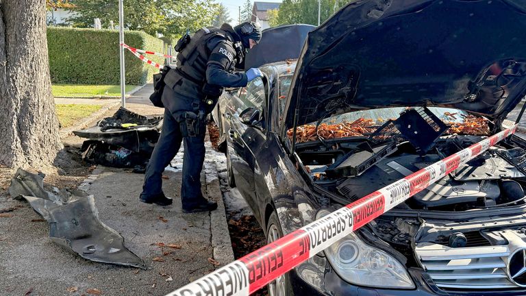 Vypálená vozidla před domem, o kterých policie věří, že byla úmyslně zapálena. Pic: Ap
