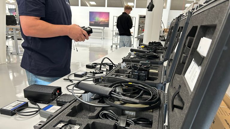Sky News navštívila jednoho z předních světových výrobců proti kapci