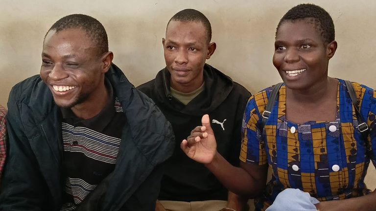 Podezřelí zatčeni nad kultovními úmrtími v lese Kwa Binzaro, během jejich soudního jednání u soudů v Malindi. Pic: Sky News