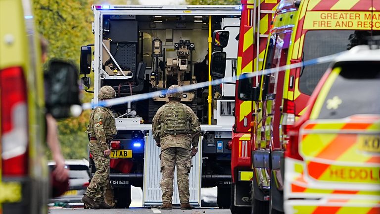 Členové armády s robotem likvidace bomby na scéně. Pic: Pa