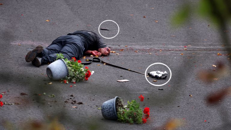 Zdá se, že tento obrázek ukazuje nůž a tašku poblíž těla SEPLECT. Pic: Reuters