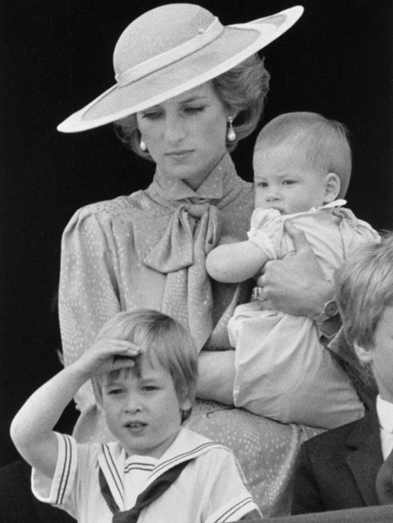 William, fronta, na obrázku se svou matkou, princeznou Dianou a Harrym v roce 1985. Obrázek: Reuters