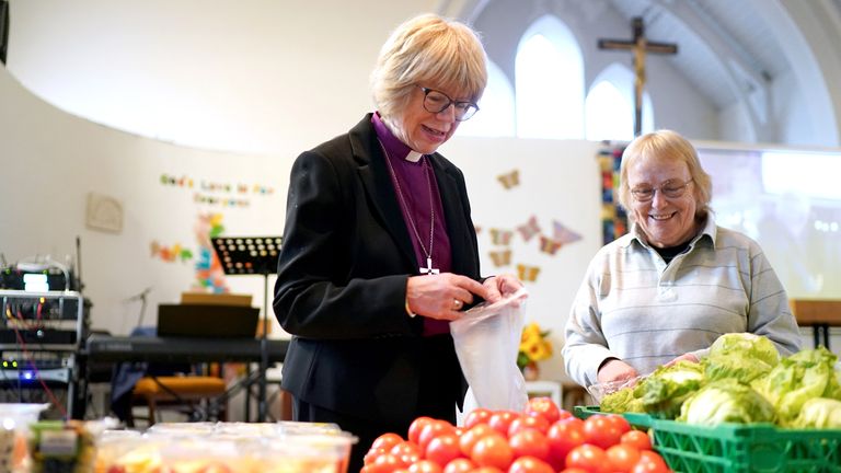 Dame Sarah pomáhá v potravinové bance v kostele All Saints v Canterbury. Pic: Pa