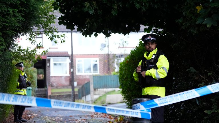 Policejní přítomnost na pozemku v Langley Crescent, Prestwich. Pic: Pa