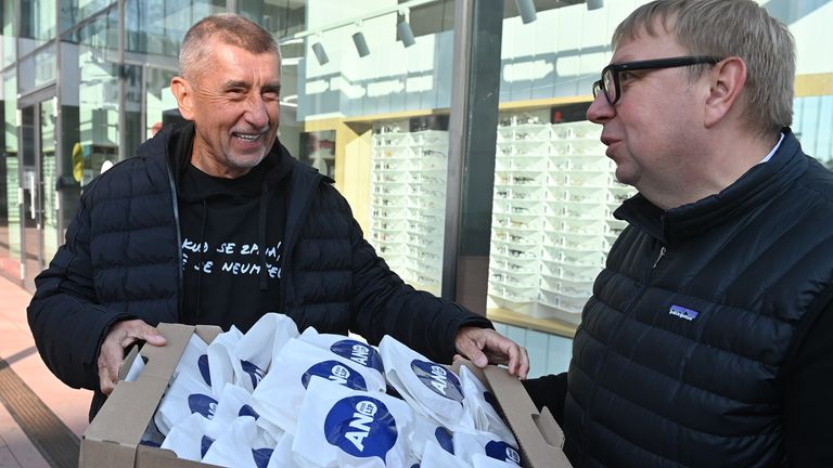 Andrej Babis (vlevo) na stezce kampaně s MP Ales Juchelka v Ostravě. Pic: Ap