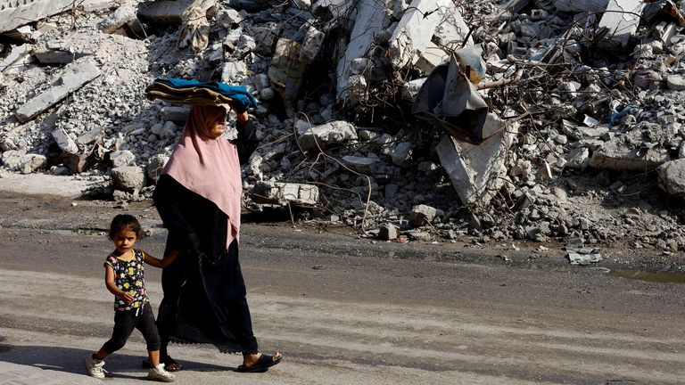 Palestinci v sobotu procházejí trochou v Gaze. Pic: Reuters