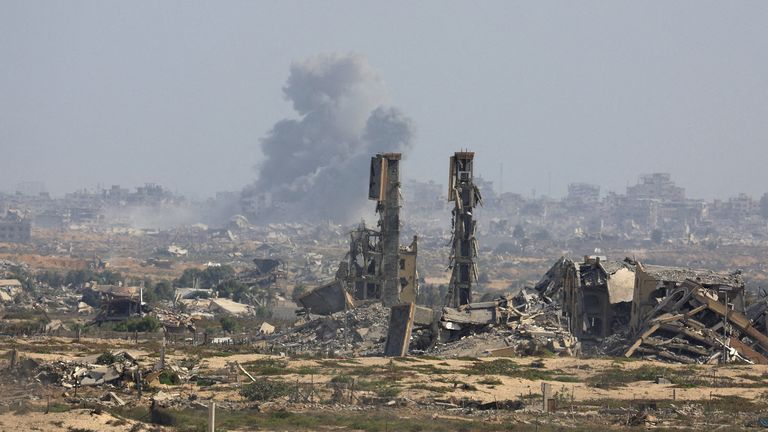V sobotu v Gaze stoupá kouř. Pic: Reuters
