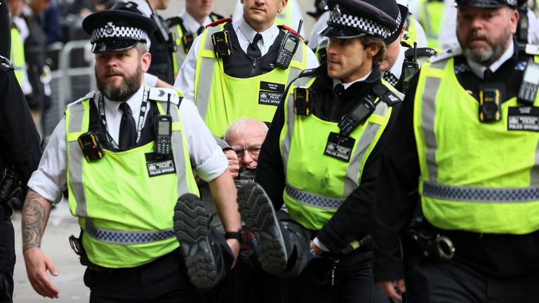 Policie odstraní protestujícího, který se účastní demonstrace na podporu palestinské akce na Trafalgarském náměstí. Pic: Pa
