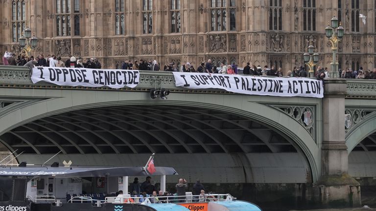 Demonstranti rozvinuli banner na Westminsterském mostě. Pic: Pa