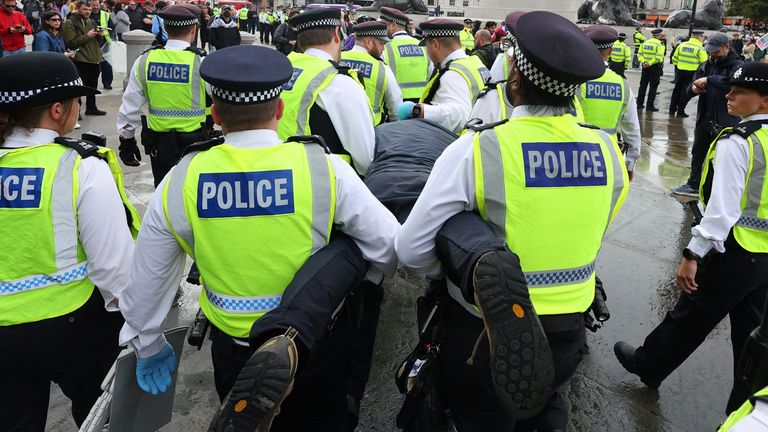 Policisté během hromadného protestu zadržují protestujícího. Pic: Reuters