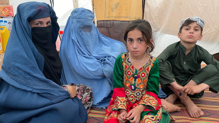 Ajeebah, se svou neteří Zarminou, 22, dcera Asiya, 8 a syn Abdul Raziq, 11