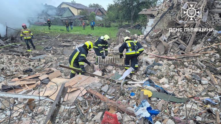 Záchranáři odstraňují zbytky v LVIV. Pic: Reuters