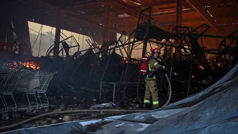 Hasič pracuje na rozdávání zbývajícího požáru v LVIV. Pic: Reuters